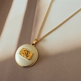Vintage Treasures Halskæde M. Chanelknap, Hvid/Guld