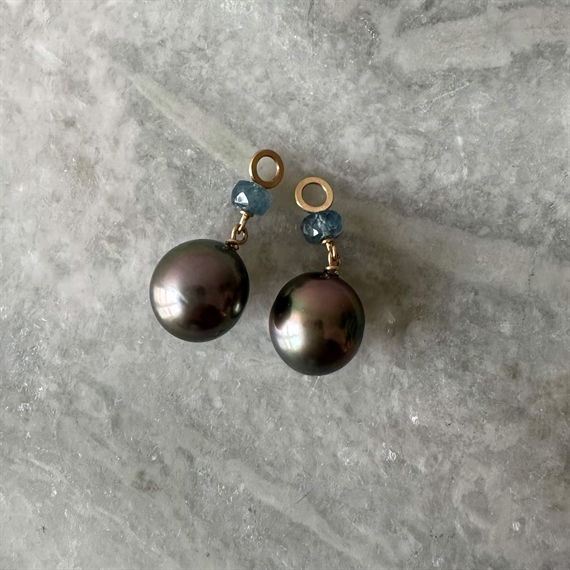 Dulong Piccolo Vedhæng med Tahitiperler og Blå Safir, 18K Guld